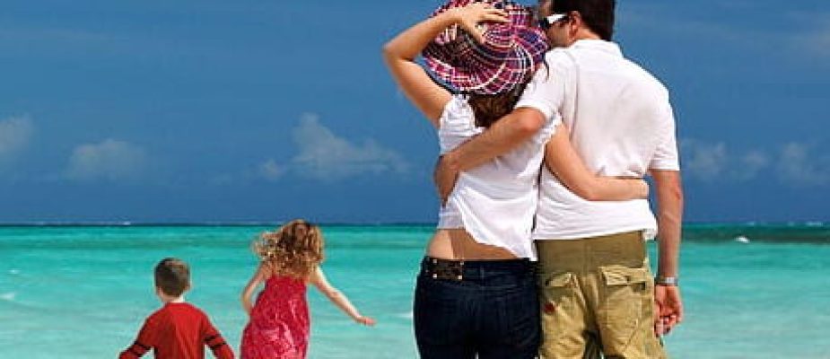 desktop-wallpaper-family-vacations-beach-holiday-family-travel